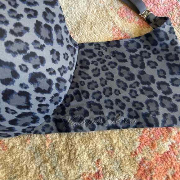 • Victoria’s Secret Body by Victoria Push Up Bra • - Picture 2 of 3